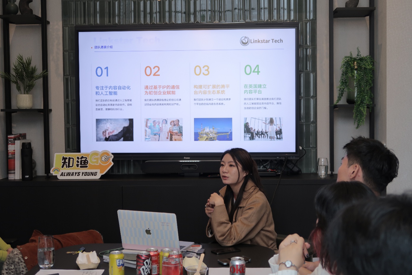 一群人在餐厅用餐

AI 生成的内容可能不正确。